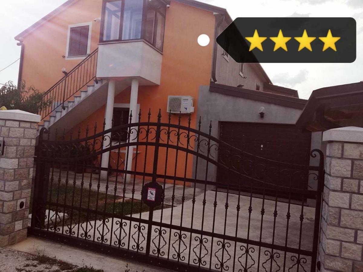 Apartment Dorina Buje Bagian luar foto