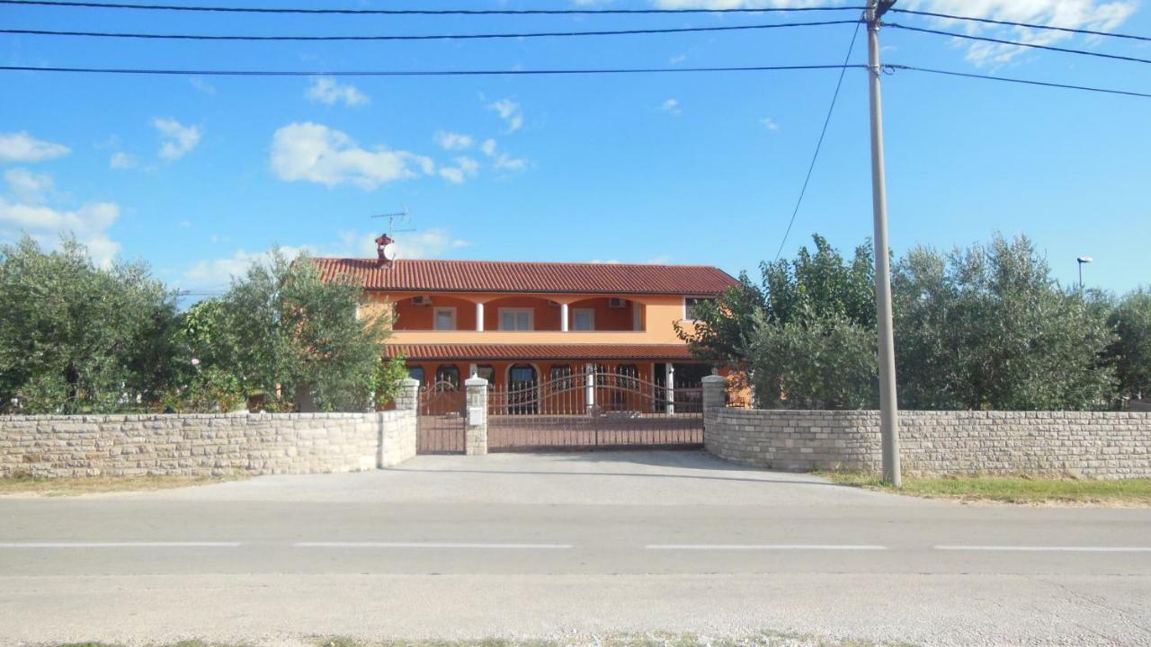 Apartment Dorina Buje Bagian luar foto